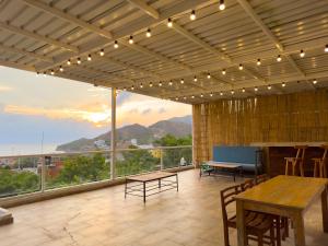 ein großer Raum mit Tisch und Stühlen und Aussicht in der Unterkunft Vito Hotel Boutique Taganga in Taganga