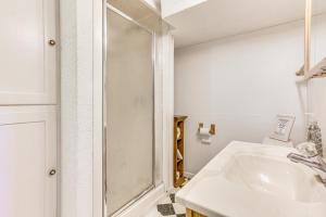 Ένα μπάνιο στο Lakefront Home with Patio in Havana! +18 φωτογραφίες