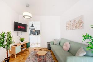 TV a/nebo společenská místnost v ubytování Charmant et Grand studio 34m2, Paris Disneyland 20min, Aéroport CDG, Parc Asterix, Gare de Chelles Gournay