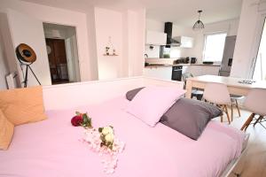 Ένα ή περισσότερα κρεβάτια σε δωμάτιο στο Appartement Spacieux et Moderne à 10 minutes du port de Vannes