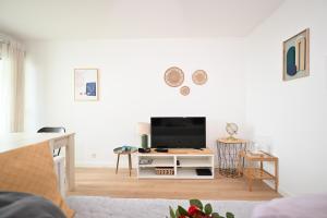 Μια τηλεόραση ή/και κέντρο ψυχαγωγίας στο Appartement Spacieux et Moderne à 10 minutes du port de Vannes