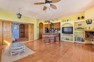 ein großes Wohnzimmer mit einem Deckenventilator in der Unterkunft Vistas de Las Olas West Suite in Puerto Peñasco