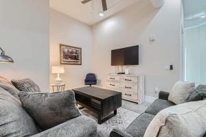 ein Wohnzimmer mit Couch und Fernseher in der Unterkunft Golden Getaway Spacious 2BR Walk to Trails in Golden