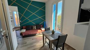 a living room with a table and a couch at Les Sureaux - Hyper-Centre - Design & WiFi - Idéal Visite Perpignan in Perpignan