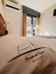 Tempat tidur dalam kamar di Hotel Mirador del Dayman