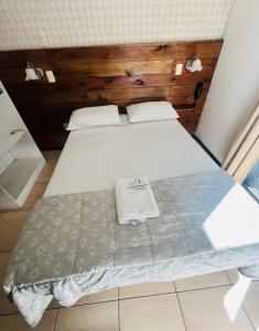 Tempat tidur dalam kamar di Hotel Mirador del Dayman