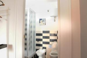 ナポリにあるナプラートのトイレと洗面台付きのバスルーム +42枚の写真