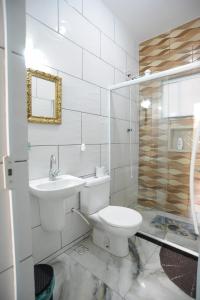 Bilik mandi di Casa beira-mar com piscina em Saquarema RJ