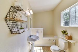 Ένα μπάνιο στο Sonora Hilltop Home Scenic Views, Pet Friendly! +22 φωτογραφίες