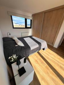 a bed in a small room with a window at Casita Trevelin in Trevelin