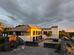 a house under construction with a yellow at Solar dos limas in Criação Velha
