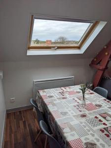 ein Esszimmer mit einem Tisch und einem Fenster in der Unterkunft Appartement calme à 300 m de la plage-centre ville - Quiet appartment 300 m near city and beach in Mers-les-Bains + 16 Fotos