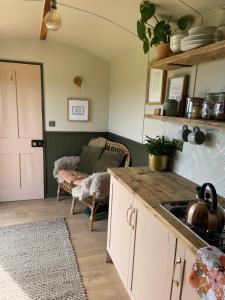 Kuchyň nebo kuchyňský kout v ubytování Shepherds Hut Farm Stay - The Nest
