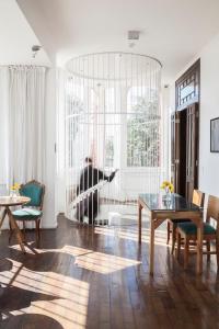 una sala de estar con una mesa y una persona a través de la ventana en Palacio Astoreca, en Valparaíso