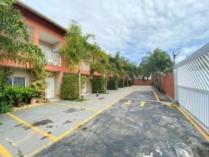 an empty parking lot in front of a building at Casa charmosa condomínio piscina Praia de Juquehy, São Sebastião in Juquei