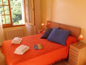 マタローにあるVilla Antoniaのベッドルーム1室(オレンジのベッド1台、タオル2枚付) +52枚の写真