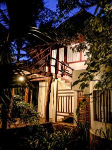 Un edificio con una escalera en frente. en Black Sand Hotel Boutique, en Zapotal