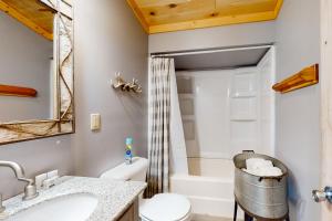 un bagno con vasca, WC e lavandino di The Korn Krib a Mercer Altre 34 foto