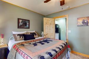 una camera con letto e porta per un bagno di The Korn Krib a Mercer