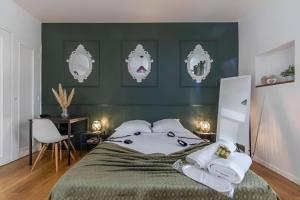 เตียงในห้องที่ Romantique Room balneo +11 ภาพ