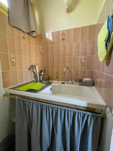 a kitchen counter with a sink in a bathroom at Appartement 2 chambres avec terrasse in Polliat