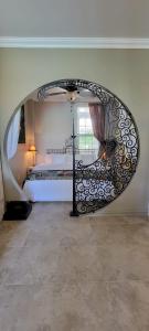 une chambre avec un escalier en colimaçon menant à un lit dans l'établissement Caye Caulker Boutique Guesthouse 3, à Caye Caulker