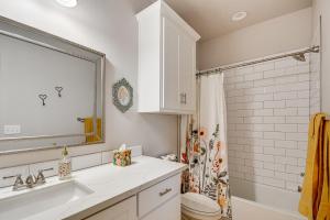 Ένα μπάνιο στο Amarillo Home with Hot Tub, 7 Mi to Wolflin Square! +23 φωτογραφίες