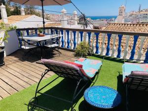 アルブフェイラにあるVilla 2BDR with sea view, private poolのテーブルと椅子と傘のあるバルコニー