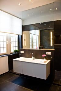 een badkamer met een wastafel en een grote spiegel bij Ferienwohnung Oliver92 in Bernkastel-Kues