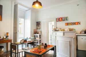 a living room with tables and a kitchen at Napul'art in Naples