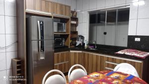 Kuchyň nebo kuchyňský kout v ubytování Casa Confortável arejada ar condicionado quente e frio 2 quartos ,2 banheiros ,2 vagas de garagem