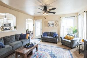 Χώρος καθιστικού στο Cozy Corner Oasis with Hot Tub home