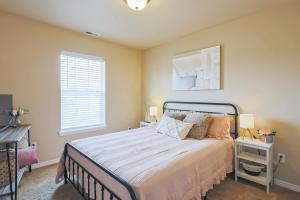Ένα ή περισσότερα κρεβάτια σε δωμάτιο στο Cozy Corner Oasis with Hot Tub home +9 φωτογραφίες