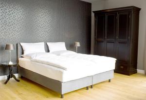 ein Schlafzimmer mit einem großen weißen Bett und einem Schrank in der Unterkunft Ferienwohnung Oliver92 in Bernkastel-Kues