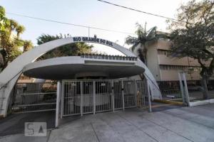 a building with a metal gate in front of it at 22- APTO NOVO 7 min do Aeroporto de Guarulhos Garagem Coberta in Cumbica