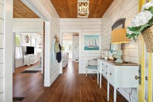 Televiisor ja/või meelelahutuskeskus majutusasutuses Summerwind - Heated Pool, 3 Baths, 3 Blocks to Beach