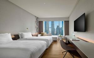 TV a/nebo společenská místnost v ubytování Traders Hotel, Kuala Lumpur