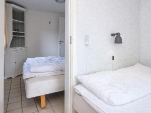 Rúm í herbergi á Tranquil Retreat with Spa and Garden-By Traum