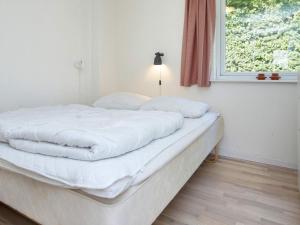 Rúm í herbergi á Tranquil Retreat with Spa and Garden-By Traum