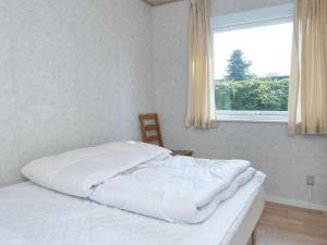Rúm í herbergi á Tranquil Retreat with Spa and Garden-By Traum