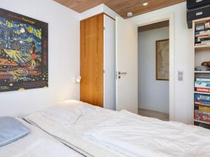 una camera da letto con un letto e un quadro sul muro di Seaside Panorama Retreat - By Traum Ferienwohnungen a Odder