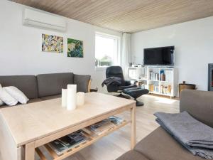 un soggiorno con un divano e un tavolo di Seaside Panorama Retreat - By Traum Ferienwohnungen a Odder