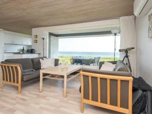 un soggiorno con un divano e un tavolo di Seaside Panorama Retreat - By Traum Ferienwohnungen a Odder