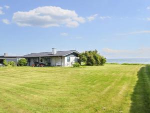 una casa con un grande giardino di fronte all'oceano di Seaside Panorama Retreat - By Traum Ferienwohnungen a Odder