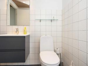 un bagno bianco con un water e un lavandino di Seaside Panorama Retreat - By Traum Ferienwohnungen a Odder Altre 34 foto