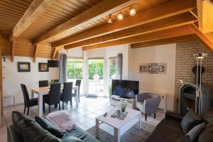ein Wohnzimmer mit Couch und Tisch in der Unterkunft Ferienhaus Westertill 03 in Dorum Neufeld