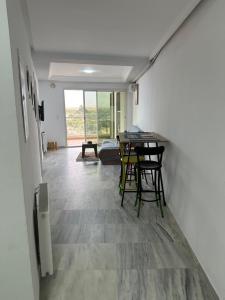 海尔盖莱Hergla diamant hamza的一间客房内配有桌椅的房间