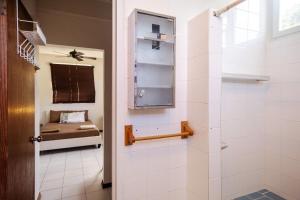 Cette chambre comprend un lit et une salle de bains pourvue d'une douche. dans l'établissement Rosehill Heights Modern 4 bedroom vacation rental, à Soufrière 26 autres photos