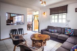 un salon avec un canapé et une table dans l'établissement Rosehill Heights Modern 4 bedroom vacation rental, à Soufrière