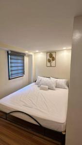 a large bed in a room with a window at Sunny Villa in Angeles